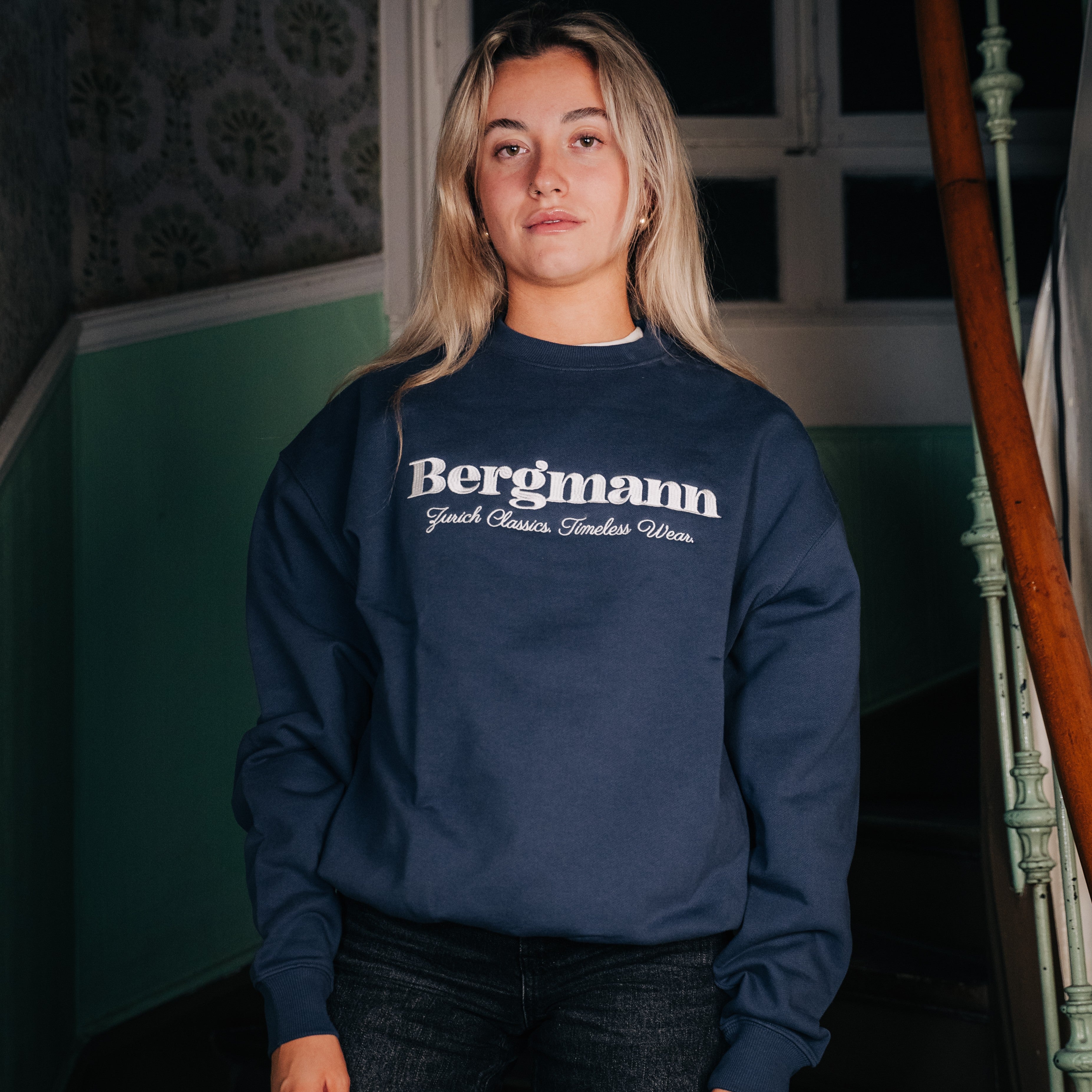 Classic Sweater (Navy Blue, bestickt)